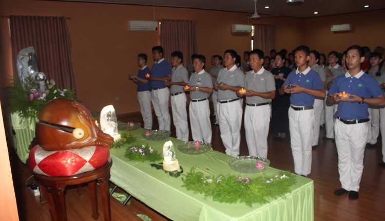 Relawan Tzu Chi Bersama Panitia Waisak Memandikan Buddha Rupang.Foto 1