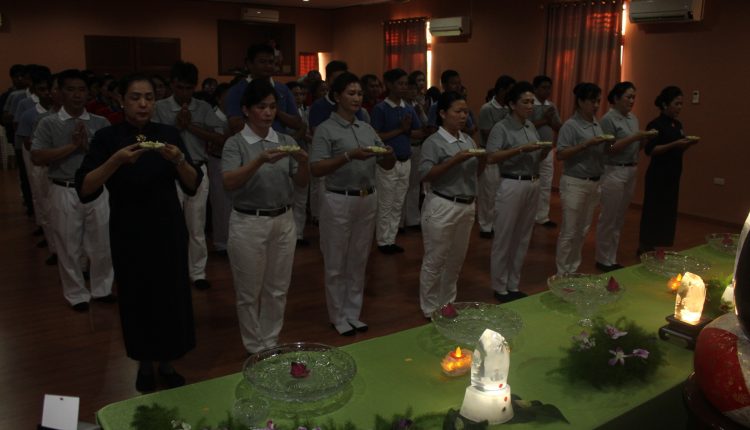 Relawan Tzu Chi Bersama Panitia Waisak Memandikan Buddha Rupang.Foto 2