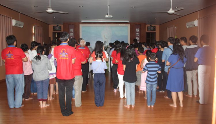 Relawan Tzu Chi Bersama Panitia Waisak Memandikan Buddha Rupang.Foto 3