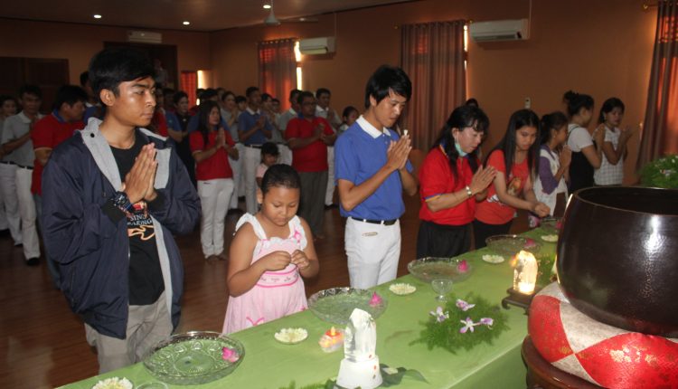 Relawan Tzu Chi Bersama Panitia Waisak Memandikan Buddha Rupang.Foto 4