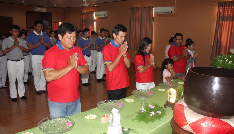 Relawan Tzu Chi Bersama Panitia Waisak Memandikan Buddha Rupang.Foto 5