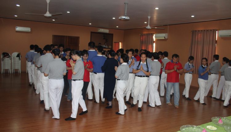 Relawan Tzu Chi Bersama Panitia Waisak Memandikan Buddha Rupang.Foto 6