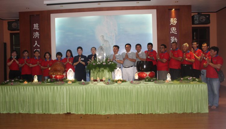 Relawan Tzu Chi Bersama Panitia Waisak Memandikan Buddha Rupang.Foto 7