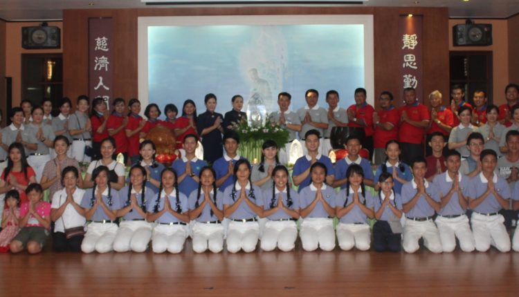 Relawan Tzu Chi Bersama Panitia Waisak Memandikan Buddha Rupang.Foto 8