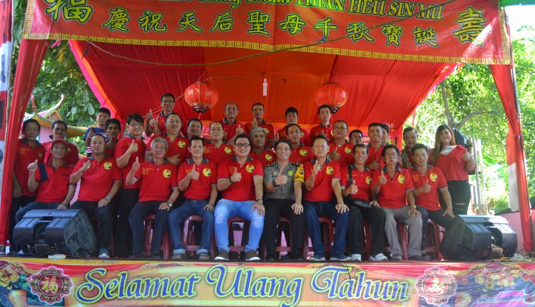 Ribuan Warga Berharap Berkah Peringatan HUT Dewi Samudera.Foto 10