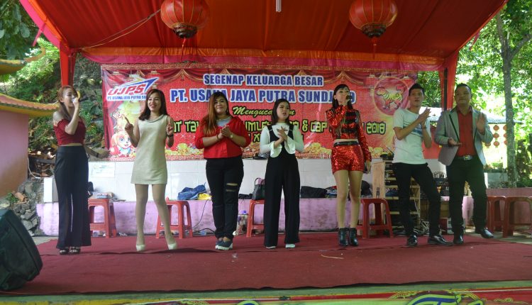 Ribuan Warga Berharap Berkah Peringatan HUT Dewi Samudera.Foto 5