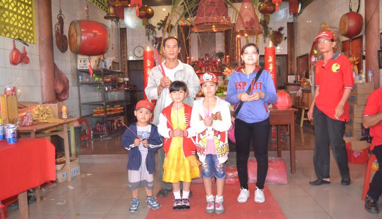 Ribuan Warga Berharap Berkah Peringatan HUT Dewi Samudera.Foto 7