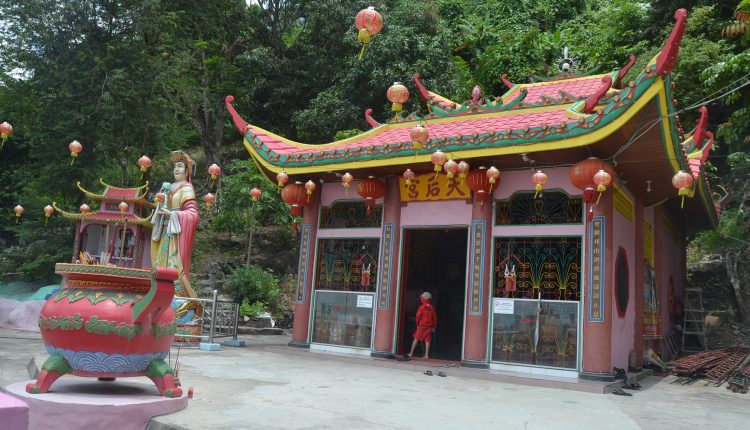 Ribuan Warga Berharap Berkah Peringatan HUT Dewi Samudera.Foto 8