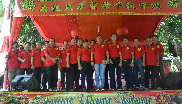 Ribuan Warga Berharap Berkah Peringatan HUT Dewi Samudera.Foto 9