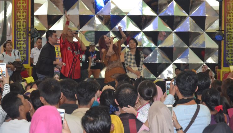 Singkawang Grand Mall Manjakan Fans Inul Daratista.Foto 1