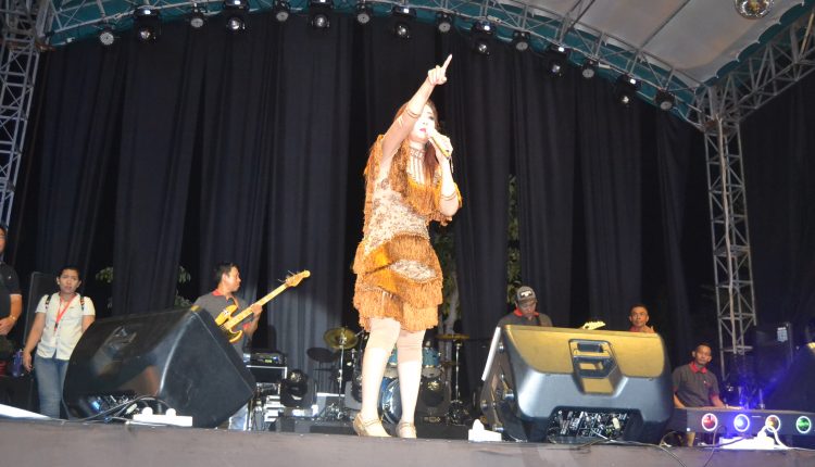 Singkawang Grand Mall Manjakan Fans Inul Daratista.Foto 2