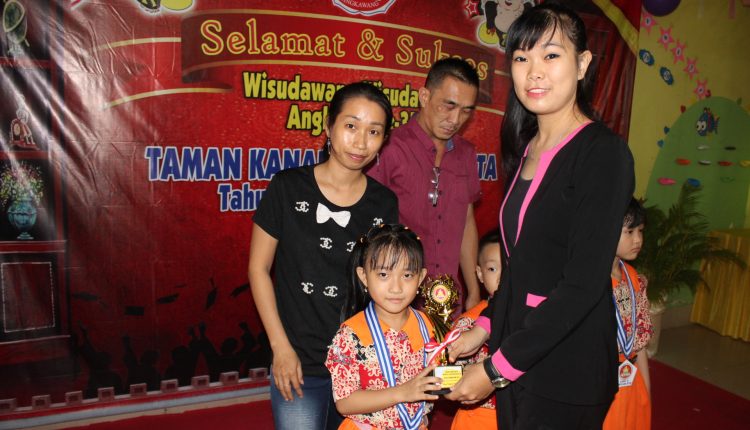 90 Anak Anak TK Metta Bergembira Merayakan Kelulusan.Foto 6