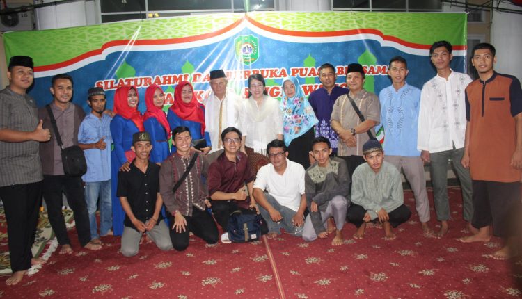 Rajut Tali Silaturahmi dan Kebersamaan Walikota Singkawang Undang Anak Yatim Berbuka Puasa.Foto 7