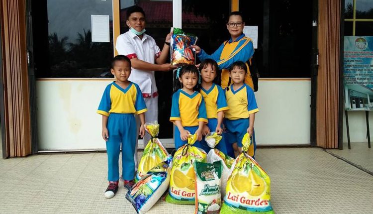 Tanamkan Cinta Kasih Sejak Usia Dini Anak Anak TK Metta Berbagi Kasih Kepada Opa Oma Penghuni Panti Werdha Sinar Abadi.Foto 1