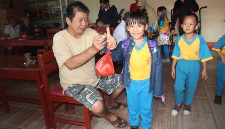Tanamkan Cinta Kasih Sejak Usia Dini Anak Anak TK Metta Berbagi Kasih Kepada Opa Oma Penghuni Panti Werdha Sinar Abadi.Foto 2.Jpg
