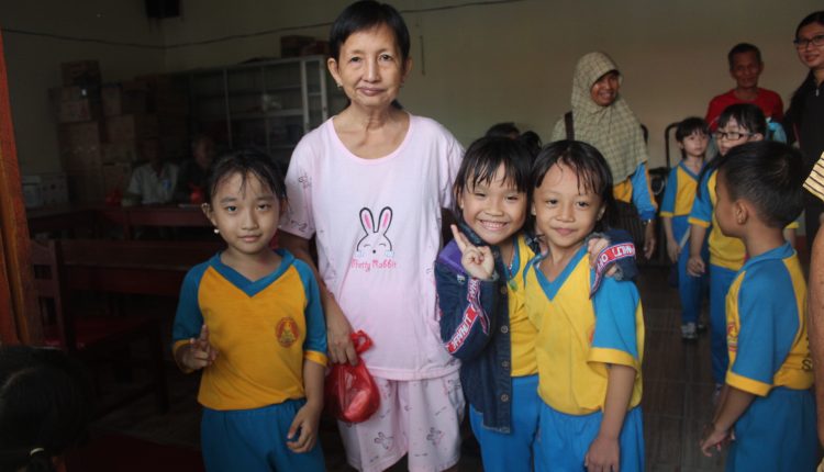 Tanamkan Cinta Kasih Sejak Usia Dini Anak Anak TK Metta Berbagi Kasih Kepada Opa Oma Penghuni Panti Werdha Sinar Abadi.Foto 3.Jpg