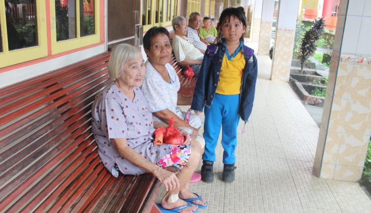 Tanamkan Cinta Kasih Sejak Usia Dini Anak Anak TK Metta Berbagi Kasih Kepada Opa Oma Penghuni Panti Werdha Sinar Abadi.Foto 4.Jpg