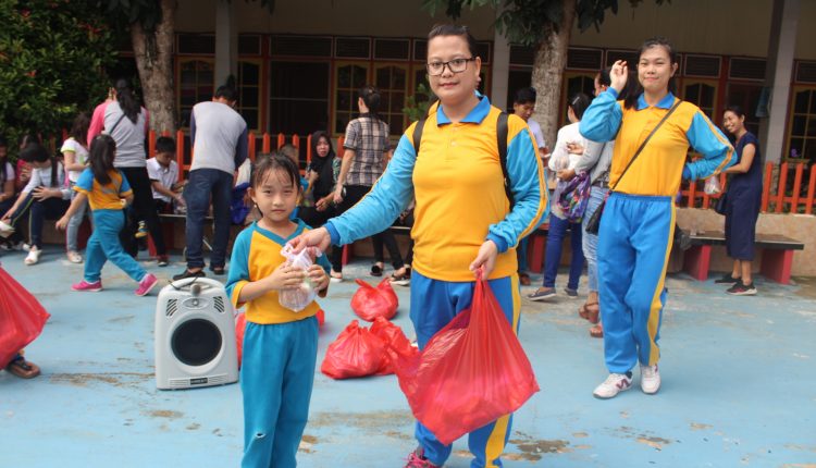 Tanamkan Cinta Kasih Sejak Usia Dini Anak Anak TK Metta Berbagi Kasih Kepada Opa Oma Penghuni Panti Werdha Sinar Abadi.Foto 5.Jpg