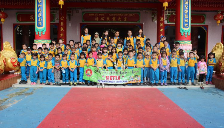 Tanamkan Cinta Kasih Sejak Usia Dini Anak Anak TK Metta Berbagi Kasih Kepada Opa Oma Penghuni Panti Werdha Sinar Abadi.Foto 6