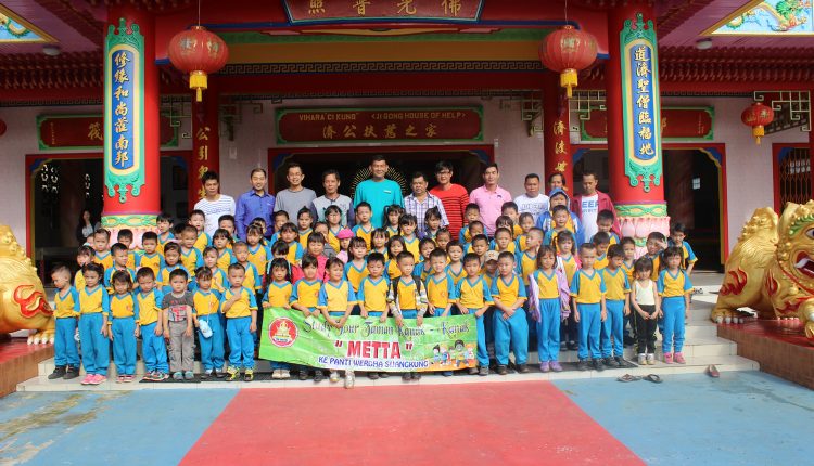 Tanamkan Cinta Kasih Sejak Usia Dini Anak Anak TK Metta Berbagi Kasih Kepada Opa Oma Penghuni Panti Werdha Sinar Abadi.Foto 7