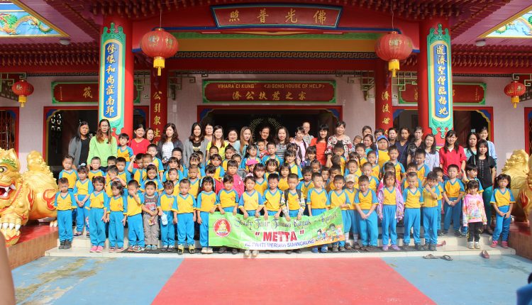 Tanamkan Cinta Kasih Sejak Usia Dini Anak Anak TK Metta Berbagi Kasih Kepada Opa Oma Penghuni Panti Werdha Sinar Abadi.Foto 8
