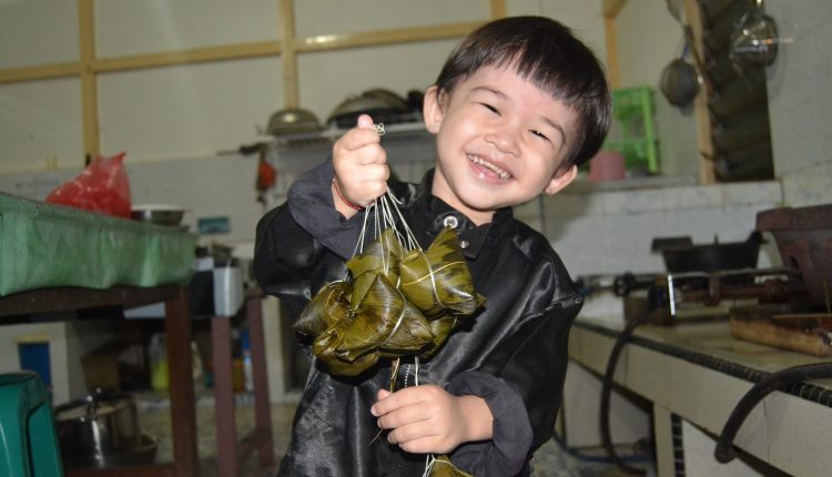 Teladani Patriotisme Qu Yuan Melalui Tradisi Mandi Wushi dan Makan Bacang.Foto 3