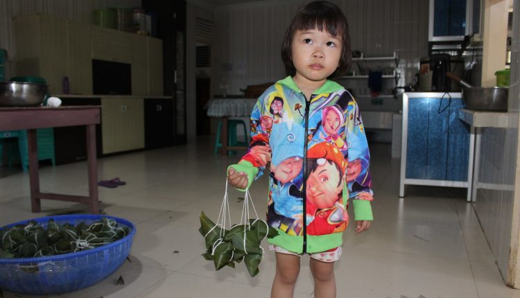 Teladani Patriotisme Qu Yuan Melalui Tradisi Mandi Wushi dan Makan Bacang.Foto 4
