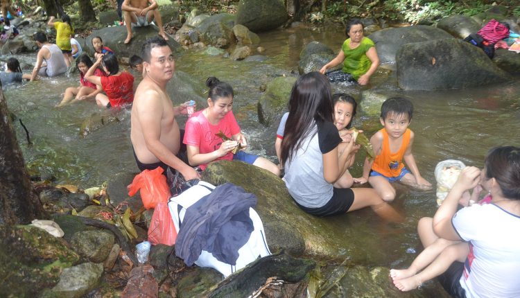 Teladani Patriotisme Qu Yuan Melalui Tradisi Mandi Wushi dan Makan Bacang.Foto 7