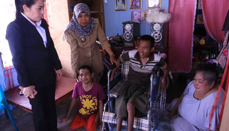 Walikota Singkawang Berikan Bantuan Kursi Roda Kepada Para Penyandang Disabilitas.Foto 1