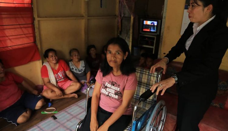 Walikota Singkawang Berikan Bantuan Kursi Roda Kepada Para Penyandang Disabilitas.Foto 2