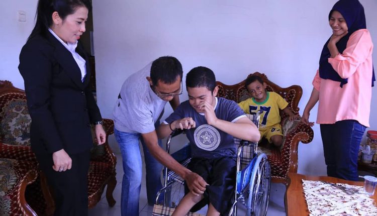 Walikota Singkawang Berikan Bantuan Kursi Roda Kepada Para Penyandang Disabilitas.Foto 3