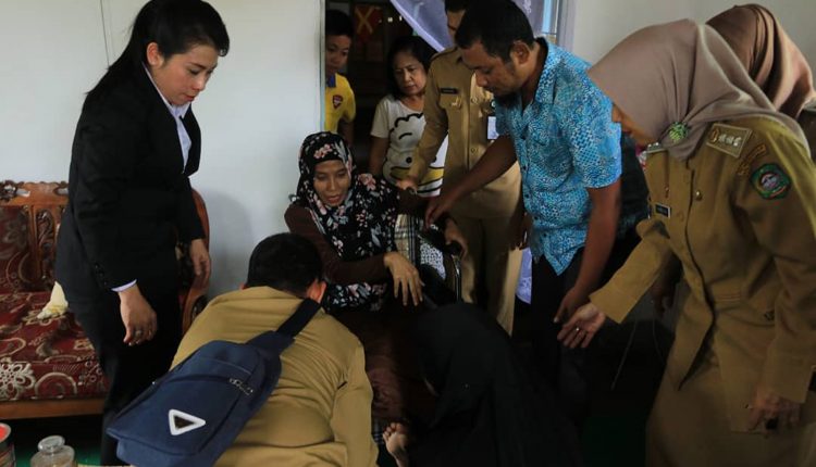 Walikota Singkawang Berikan Bantuan Kursi Roda Kepada Para Penyandang Disabilitas.Foto 4