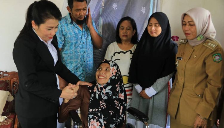 Walikota Singkawang Berikan Bantuan Kursi Roda Kepada Para Penyandang Disabilitas.Foto 5