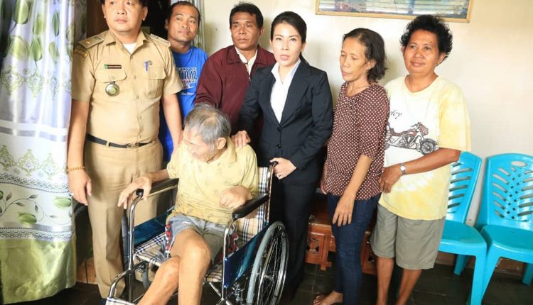 Walikota Singkawang Berikan Bantuan Kursi Roda Kepada Para Penyandang Disabilitas.Foto 6