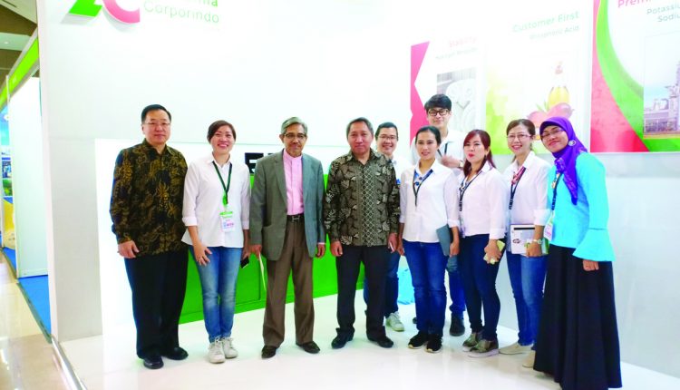 2.berfoto bersama ketua panitia pameran dan Dirjen Industri Logam