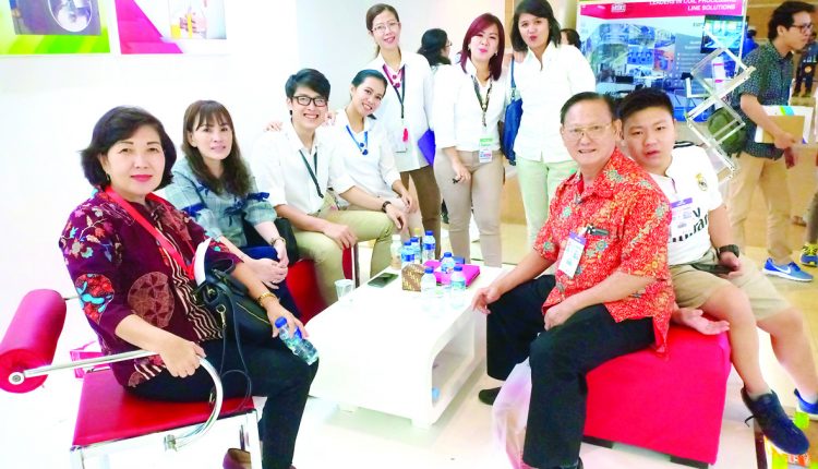 3.berfoto dengan customer yang berkunjung ke booth ajidharma