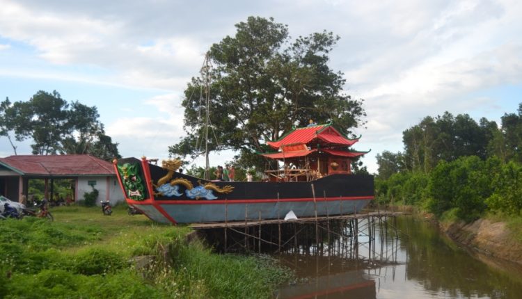 Kapal Wangkang dibangun di tepi sungai Singkawang