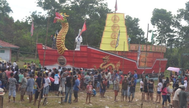 Warga Kota Singkawang memadati lokasi kapal wangkang di Jalan Pulau Natuna, Kelurahan Pasiran, Singkawang Barat