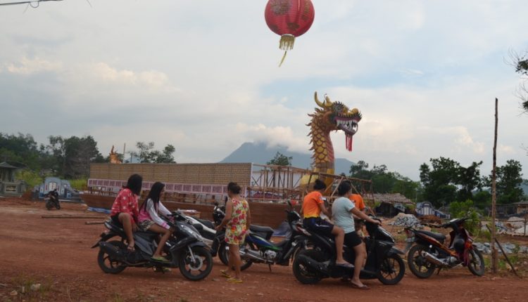 Warga Singkawang menyaksikan prosesi pembuatan Kapal Wangkang