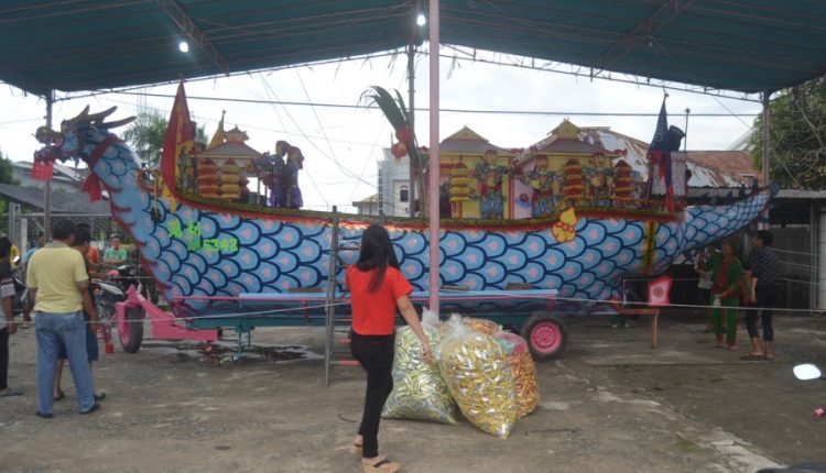 Warga membawa perlengkapan sembahyang ke tempat pembuatan Kapal Wangkang