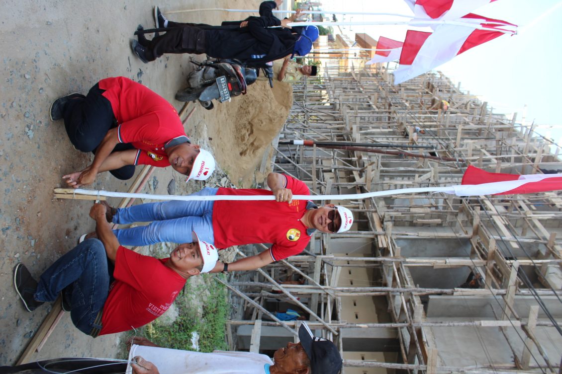 Pengibaran 1 500 Bendera Merah  Putih  Kecamatan Pemangkat 