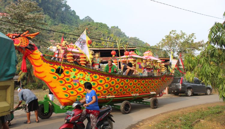 Ritual Pembakaran Kapal Wangkang Pemangkat Lestarikan Warisan Leluhur.Foto 1