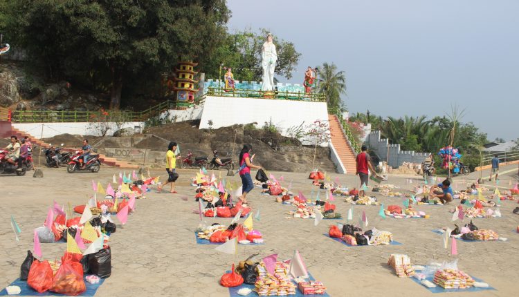 Ritual Pembakaran Kapal Wangkang Pemangkat Lestarikan Warisan Leluhur.Foto 10