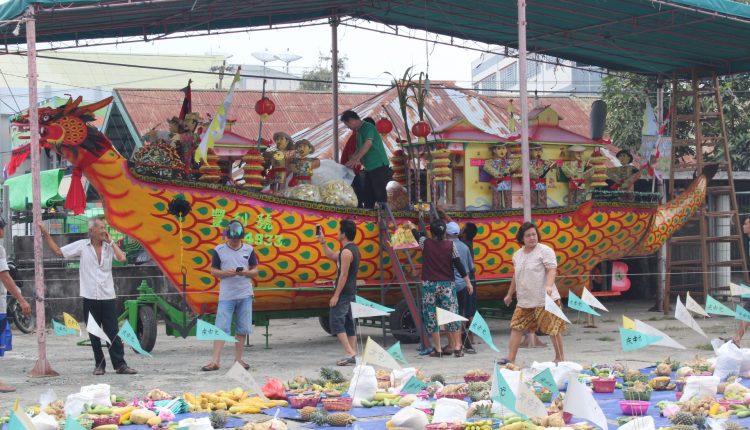 Ritual Pembakaran Kapal Wangkang Pemangkat Lestarikan Warisan Leluhur.Foto 6