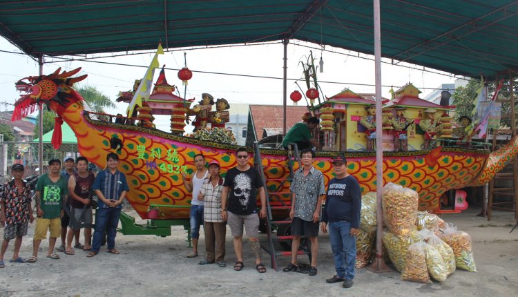 Ritual Pembakaran Kapal Wangkang Pemangkat Lestarikan Warisan Leluhur.Foto 8