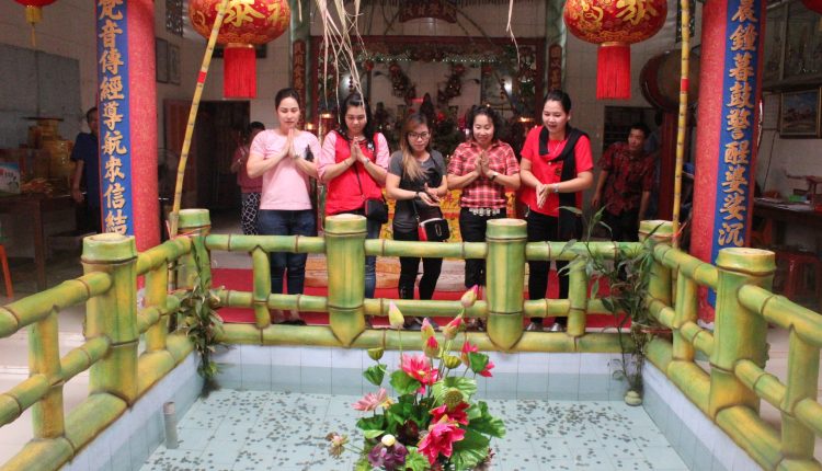 Umat Buddha Salatiga Memperingati Dewi Kwan Im Mencapai Penerangan Agung.Foto 6