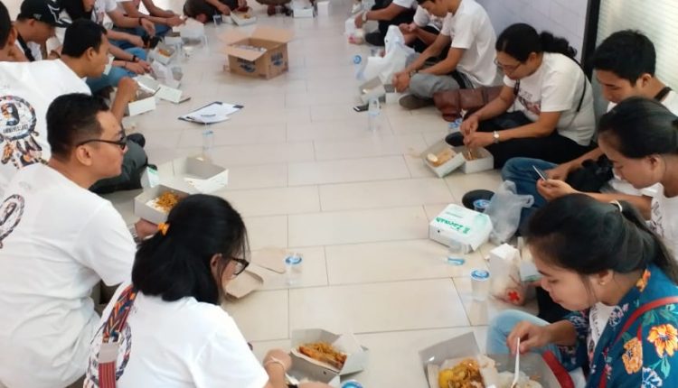 义工休息吃午餐