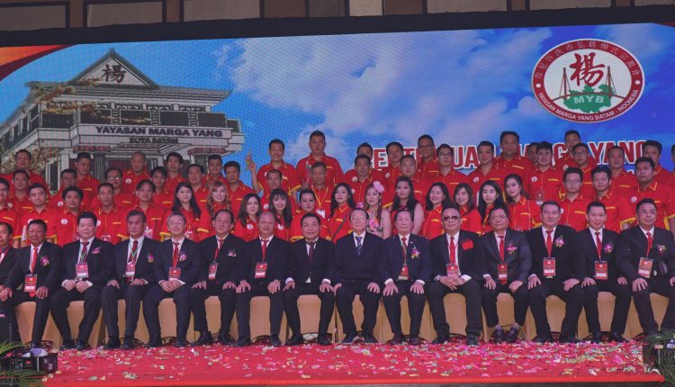 DSC09469印尼、大马和新加坡杨氏公会领导和巴淡弘农杨氏宗亲会理监事们会后合影