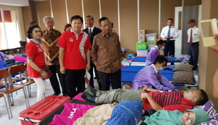 Mahfud-MD向捐血者咨询-1024×768