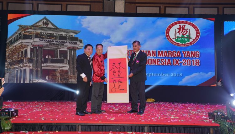 no.11 DSC09487杨烈明赠字幅予大马杨氏联合会代表杨声侨和书法家合影。_resize